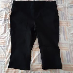Pull-on Black Capris size 24 by Lane Bryant